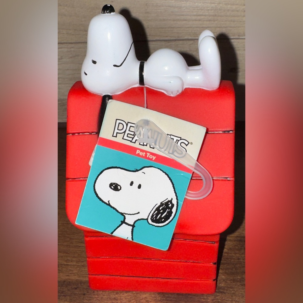 Super Cute Peanuts - Snoopy With Dog House - Squeaky Pet Toy 6.5” - NEW - Picture 1 of 12